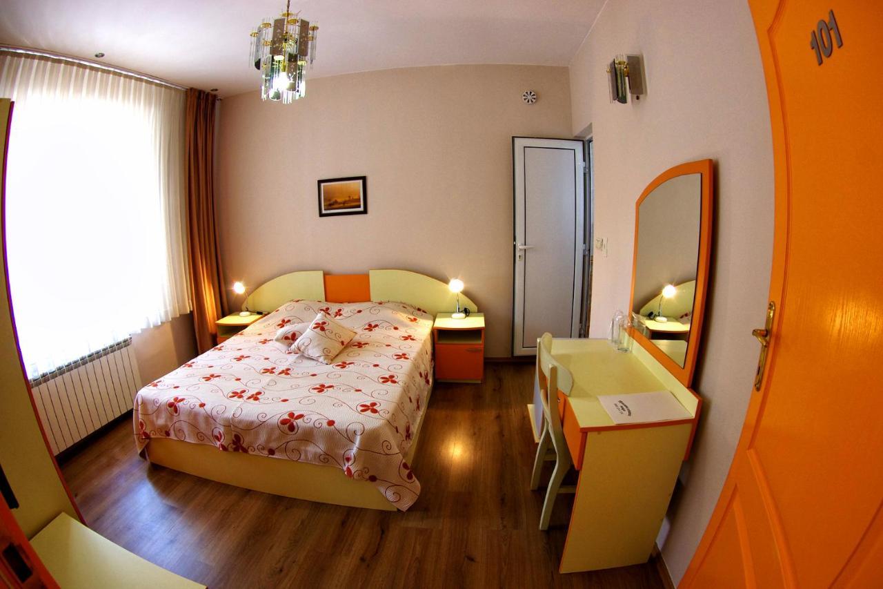 Приятелската къща Hotel Велинград Екстериор снимка
